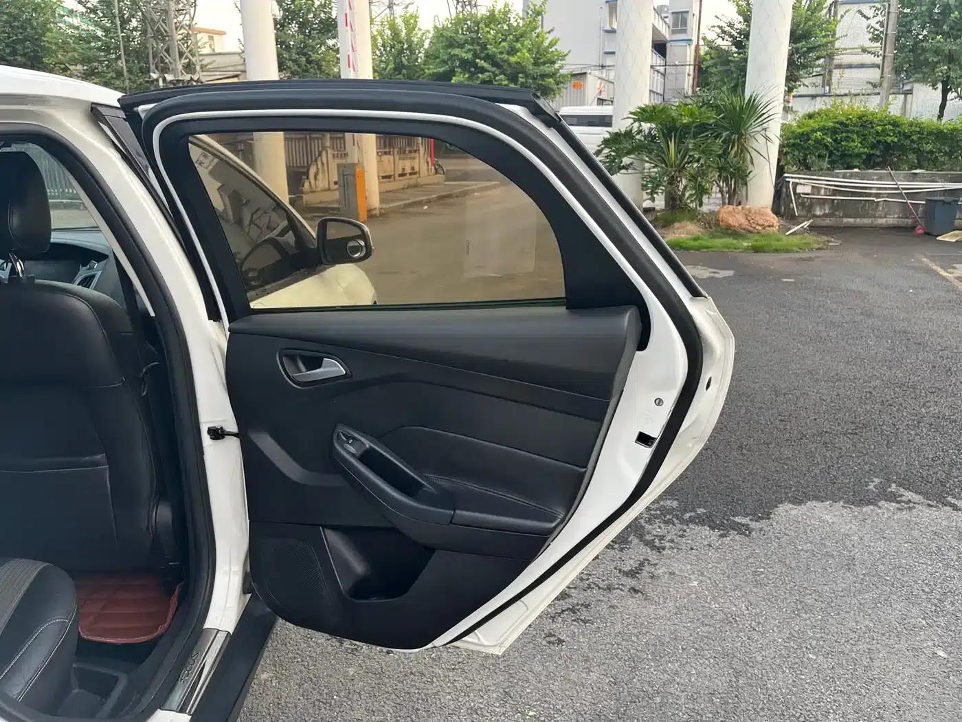 Ford Focus 2012 Sedan 1.6L Automatic Fashion Edition — миниатюра 16