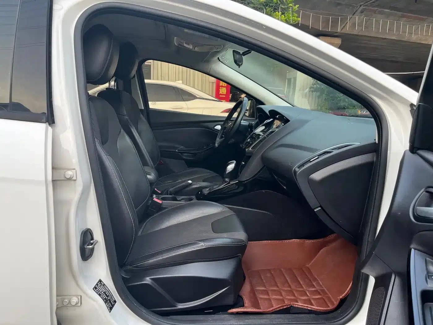 Ford Focus 2012 Sedan 1.6L Automatic Fashion Edition — миниатюра 17