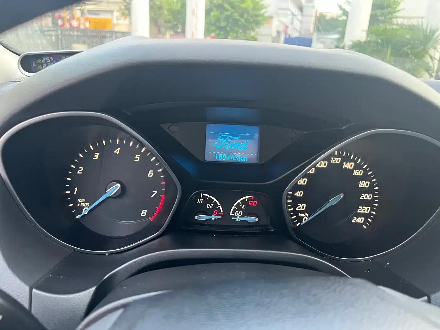 Ford Focus 2012 Sedan 1.6L Automatic Fashion Edition — миниатюра 19