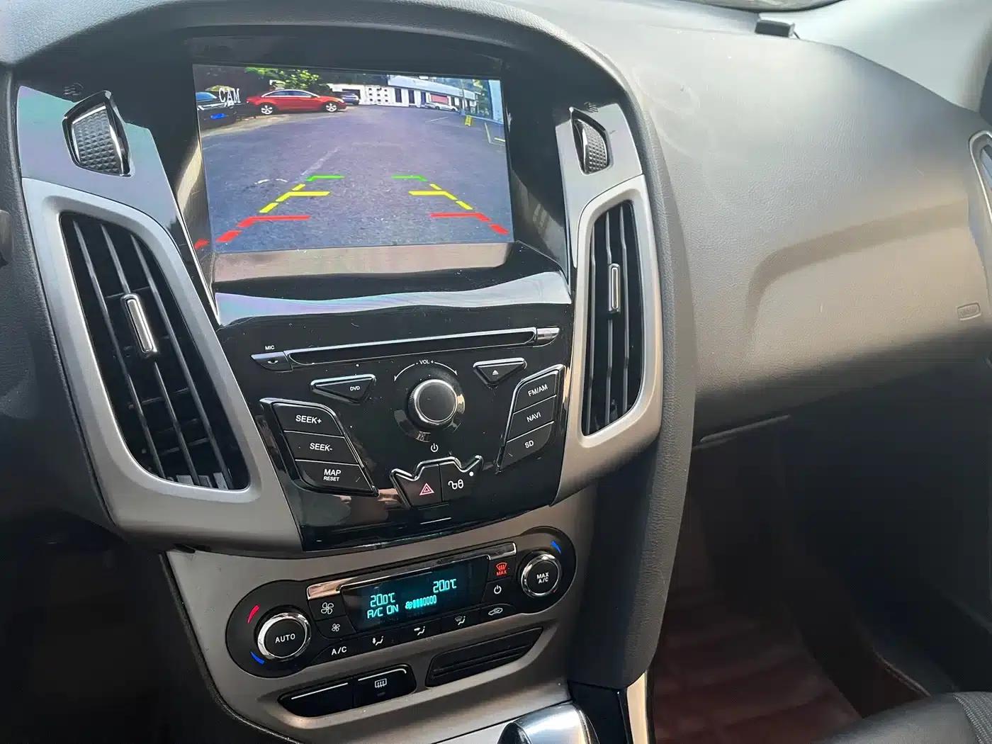 Ford Focus 2012 Sedan 1.6L Automatic Fashion Edition — миниатюра 20