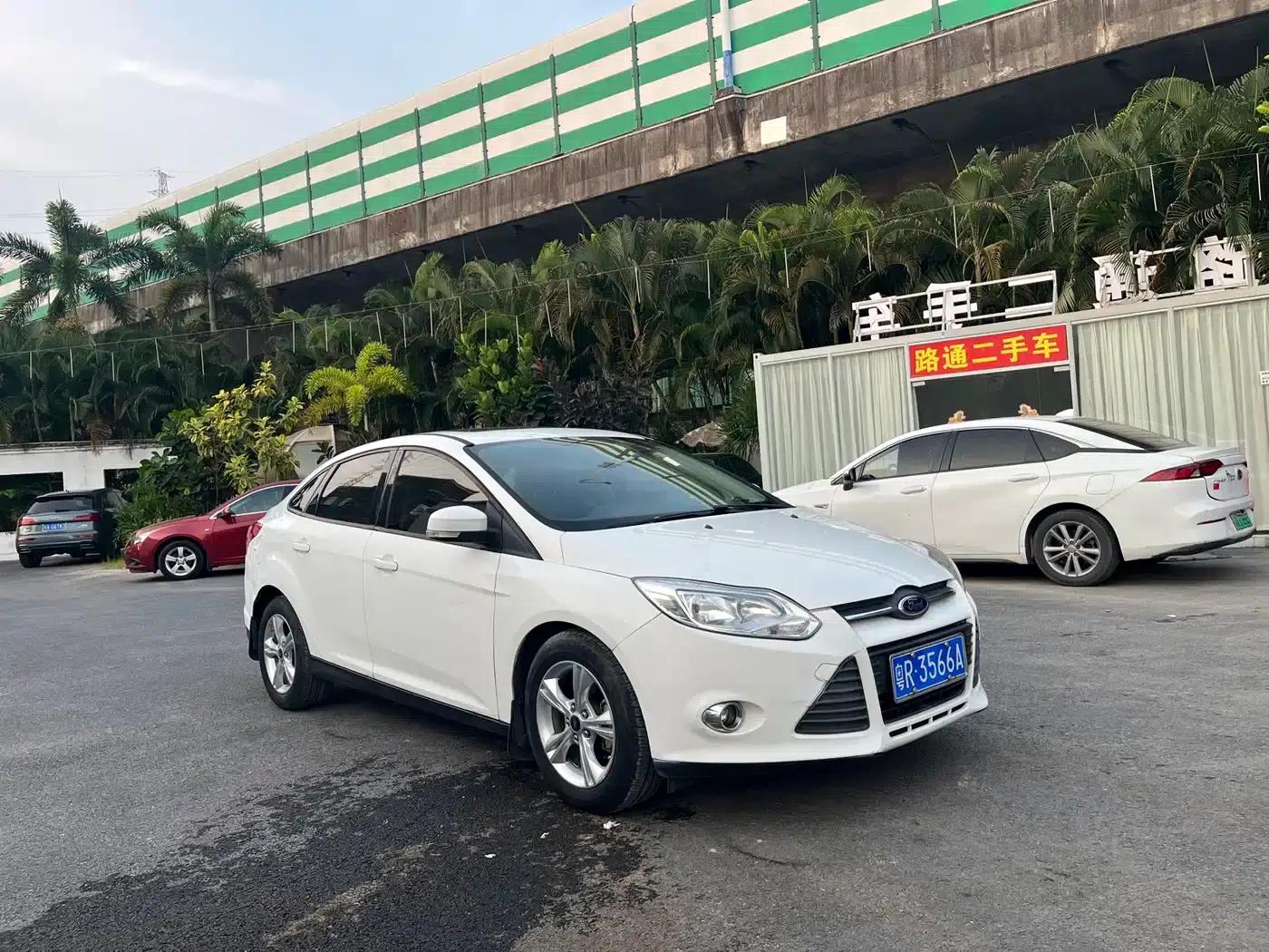 Ford Focus 2012 Sedan 1.6L Automatic Fashion Edition — миниатюра 3