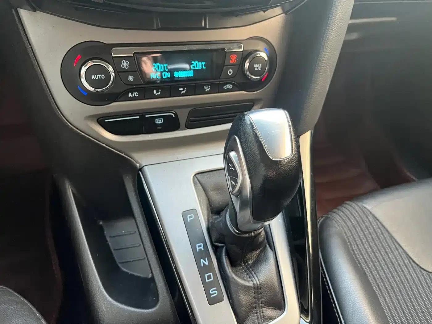 Ford Focus 2012 Sedan 1.6L Automatic Fashion Edition — миниатюра 21