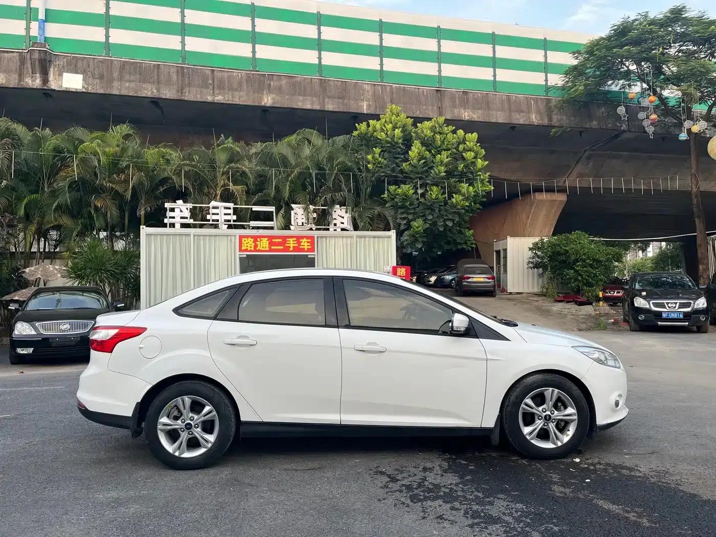 Ford Focus 2012 Sedan 1.6L Automatic Fashion Edition — миниатюра 4