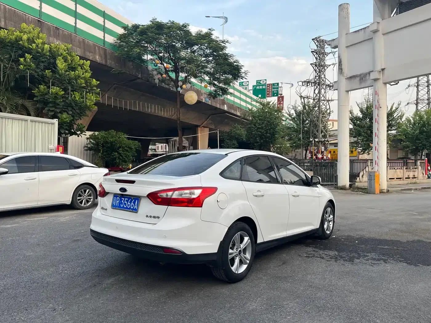 Ford Focus 2012 Sedan 1.6L Automatic Fashion Edition — миниатюра 5