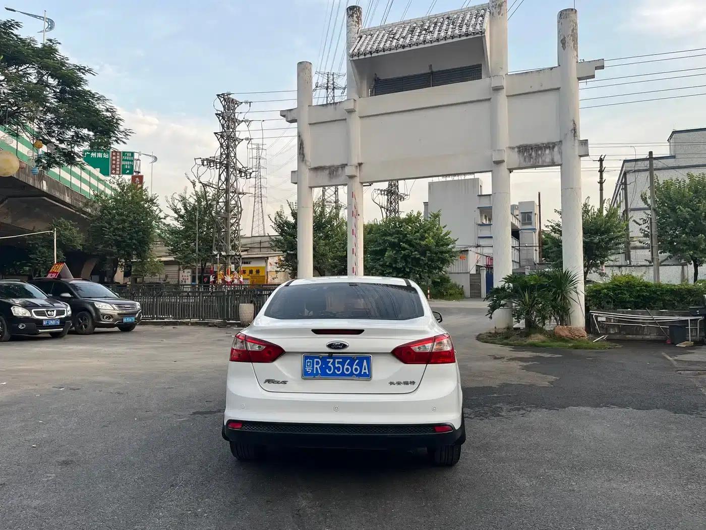 Ford Focus 2012 Sedan 1.6L Automatic Fashion Edition — миниатюра 6