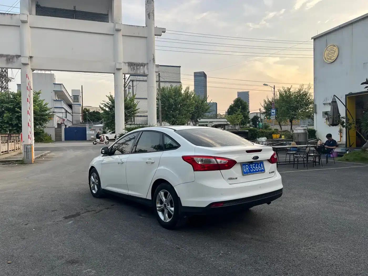 Ford Focus 2012 Sedan 1.6L Automatic Fashion Edition — миниатюра 7