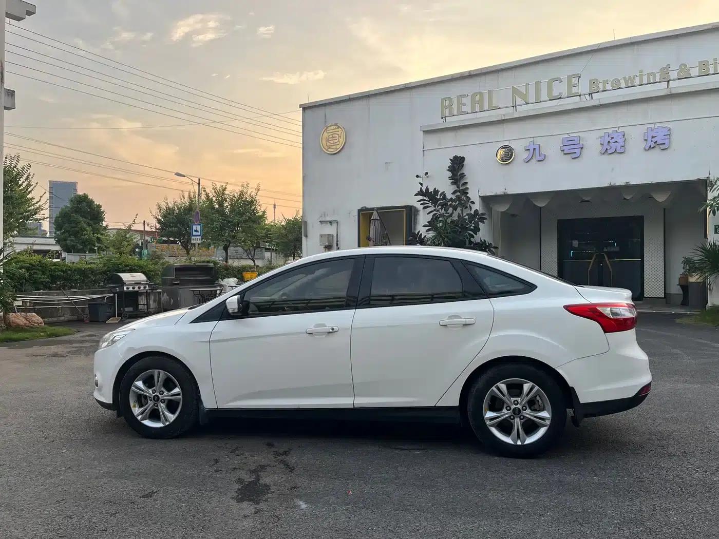 Ford Focus 2012 Sedan 1.6L Automatic Fashion Edition — миниатюра 8