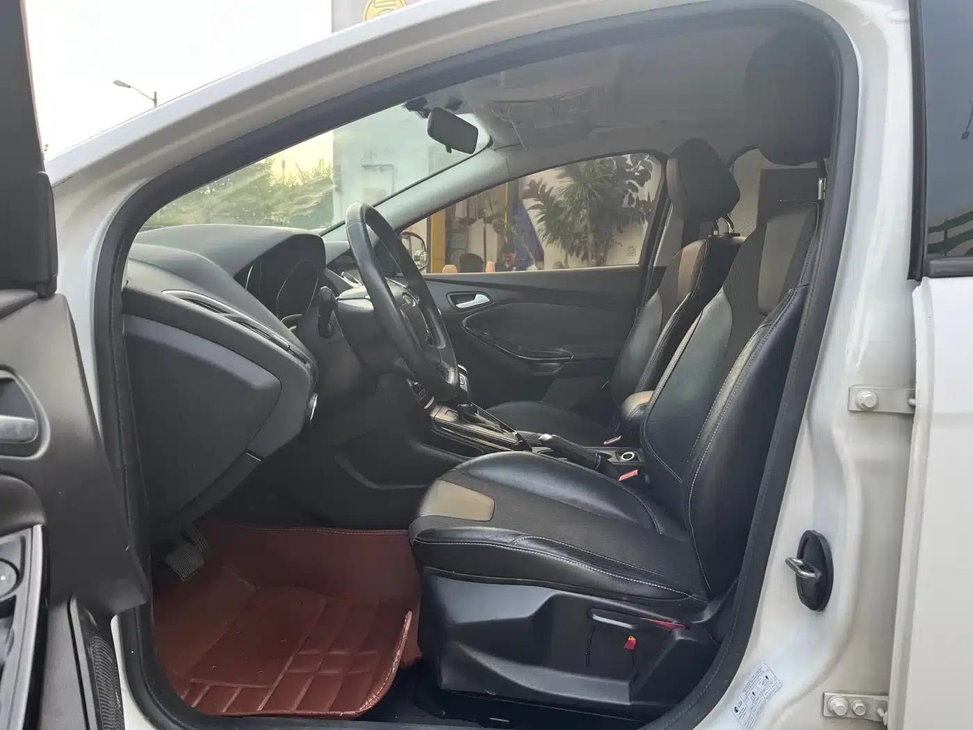 Ford Focus 2012 Sedan 1.6L Automatic Fashion Edition — миниатюра 9