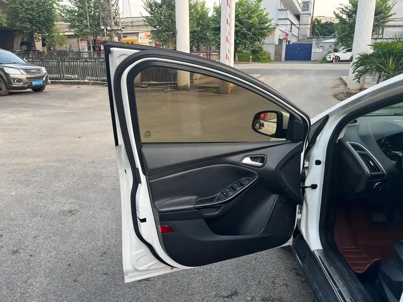 Ford Focus 2012 Sedan 1.6L Automatic Fashion Edition — миниатюра 10