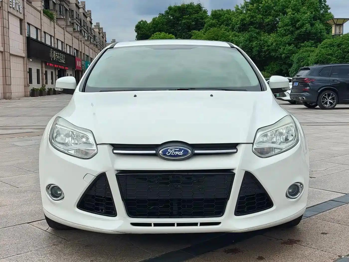 Ford Focus 2012 Hatchback 1.6L Automatic Fashion Edition — миниатюра 2
