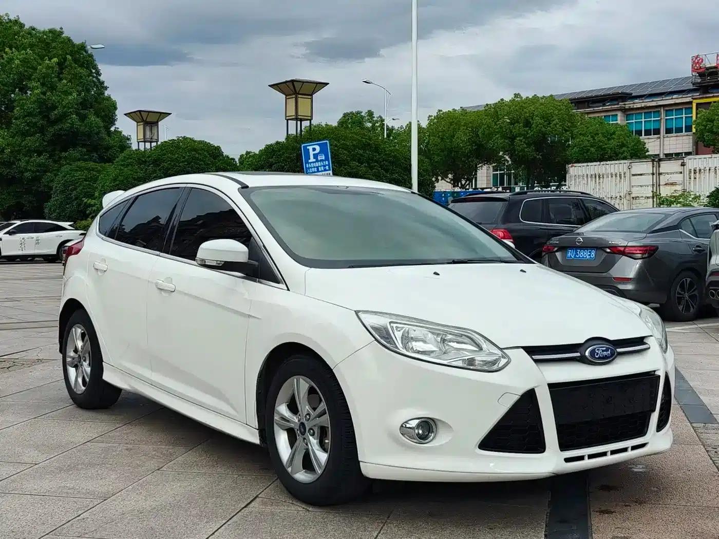 Ford Focus 2012 Hatchback 1.6L Automatic Fashion Edition — миниатюра 3