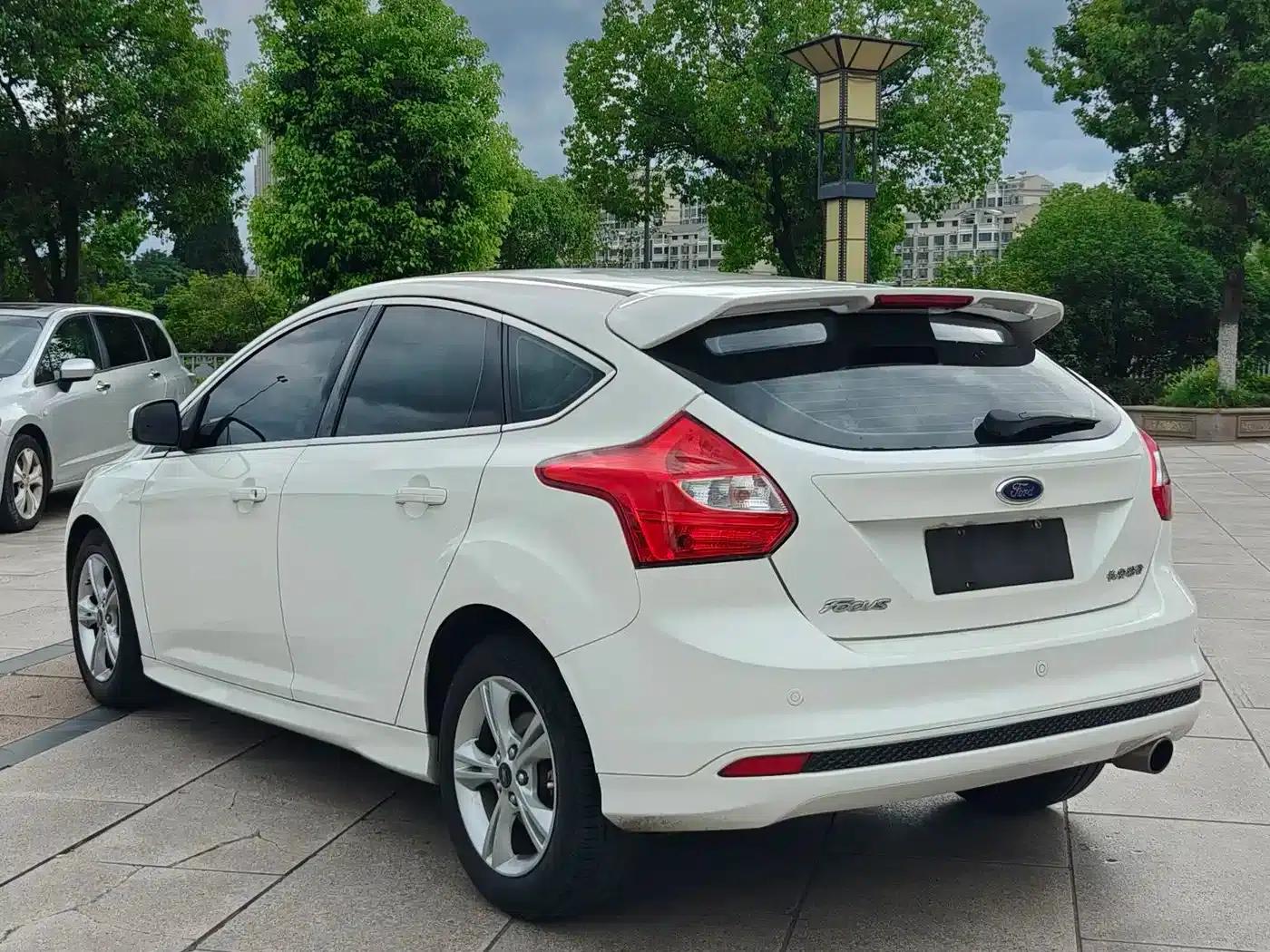 Ford Focus 2012 Hatchback 1.6L Automatic Fashion Edition — миниатюра 6