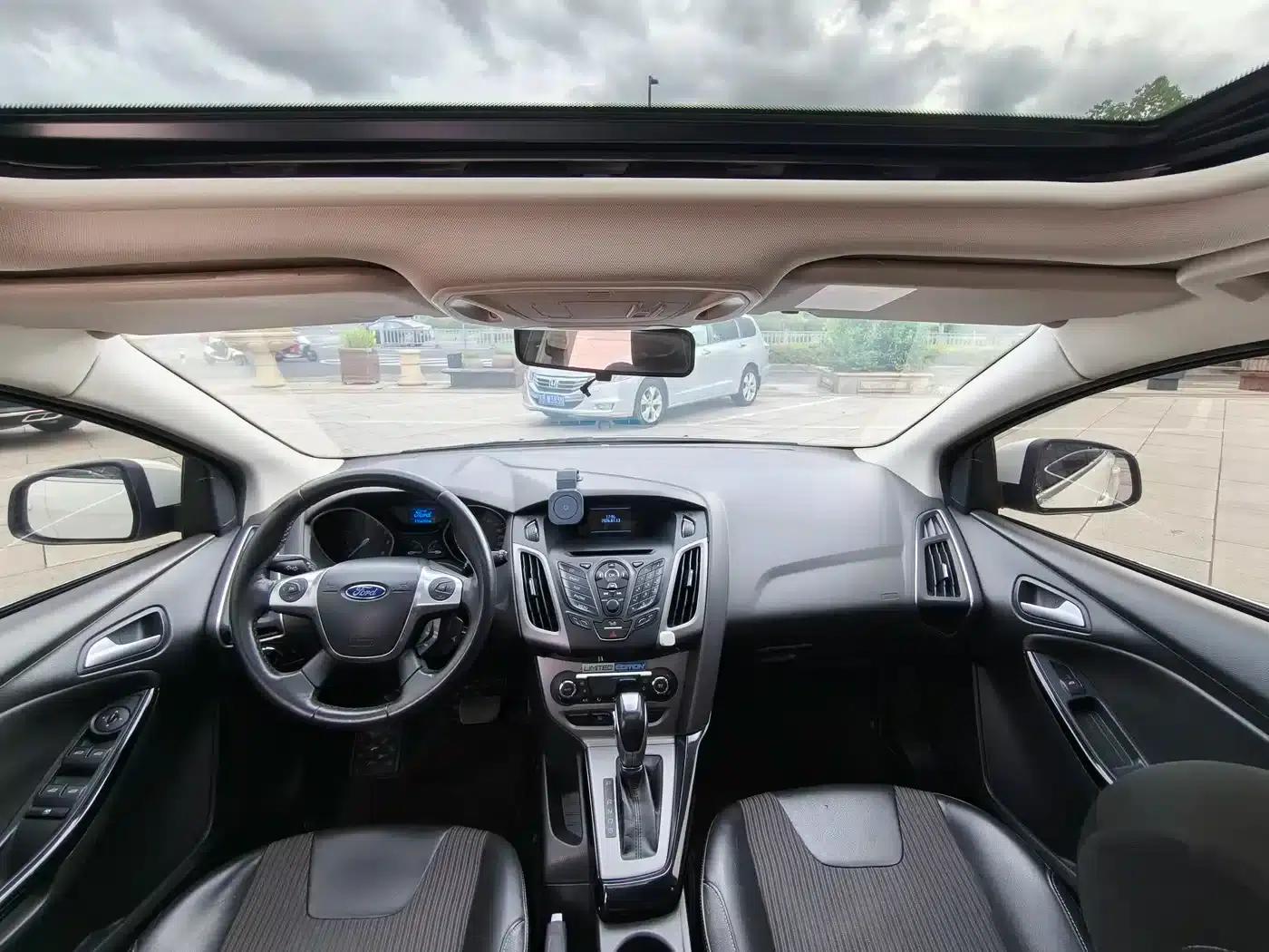 Ford Focus 2012 Hatchback 1.6L Automatic Fashion Edition — миниатюра 9