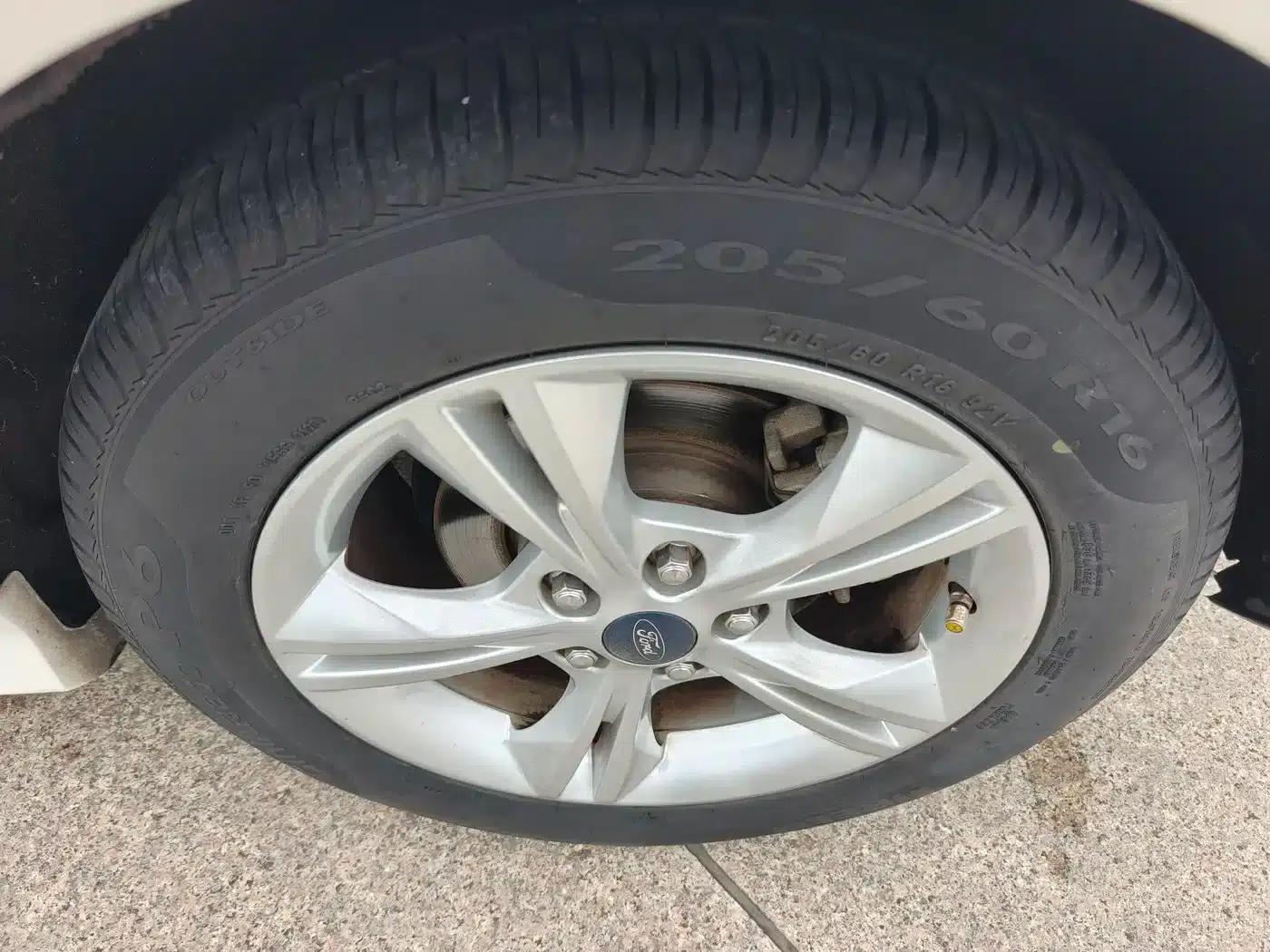 Ford Focus 2012 Hatchback 1.6L Automatic Fashion Edition — миниатюра 10