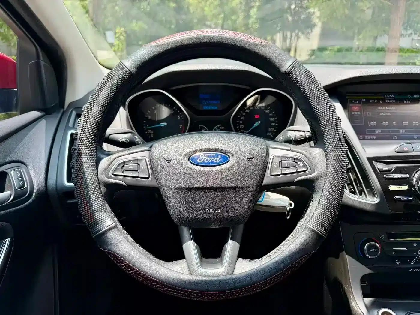 2015 Ford Focus Sedan EcoBoost 125 Automatic Super Sport Edition — миниатюра 13