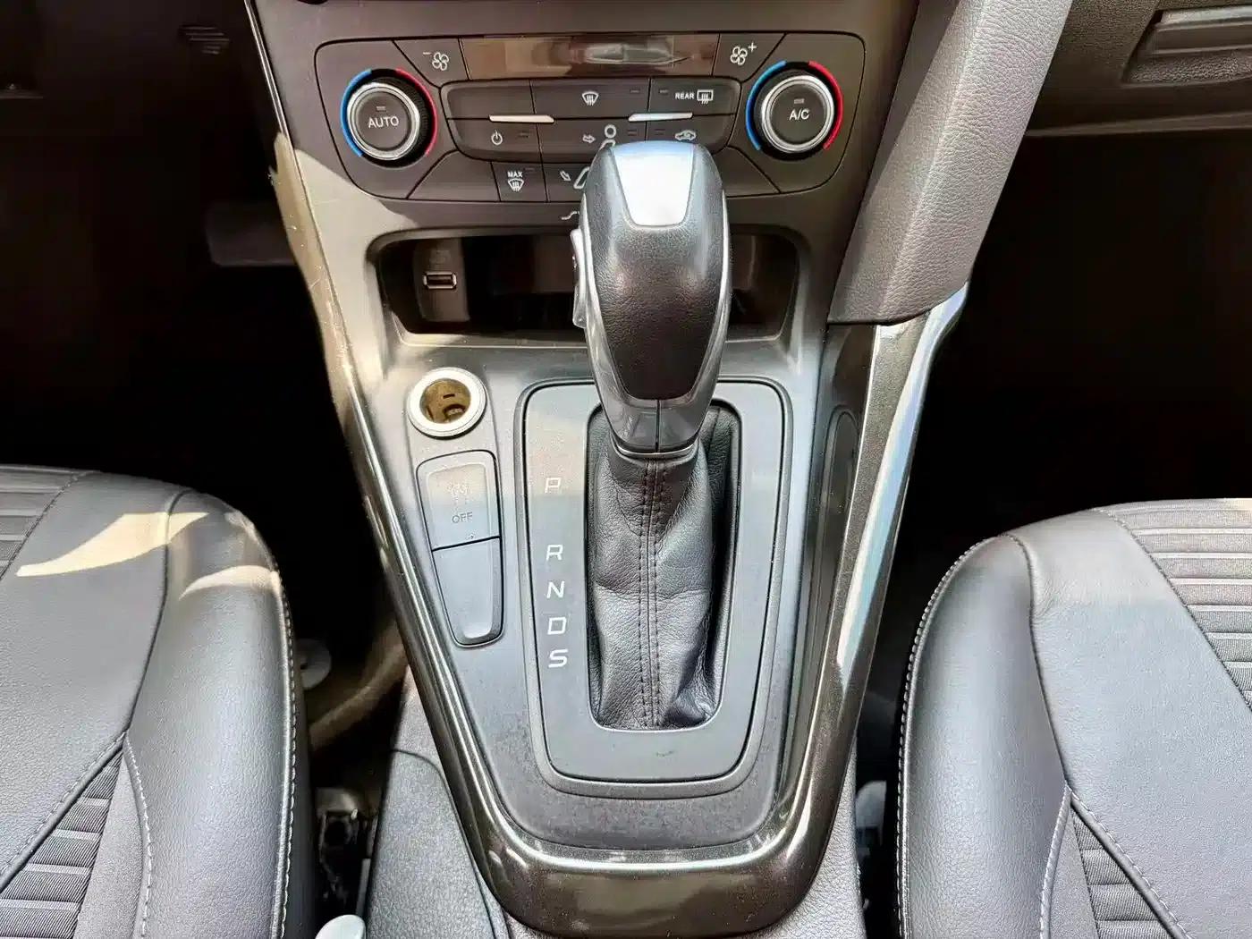 2015 Ford Focus Sedan EcoBoost 125 Automatic Super Sport Edition — миниатюра 14