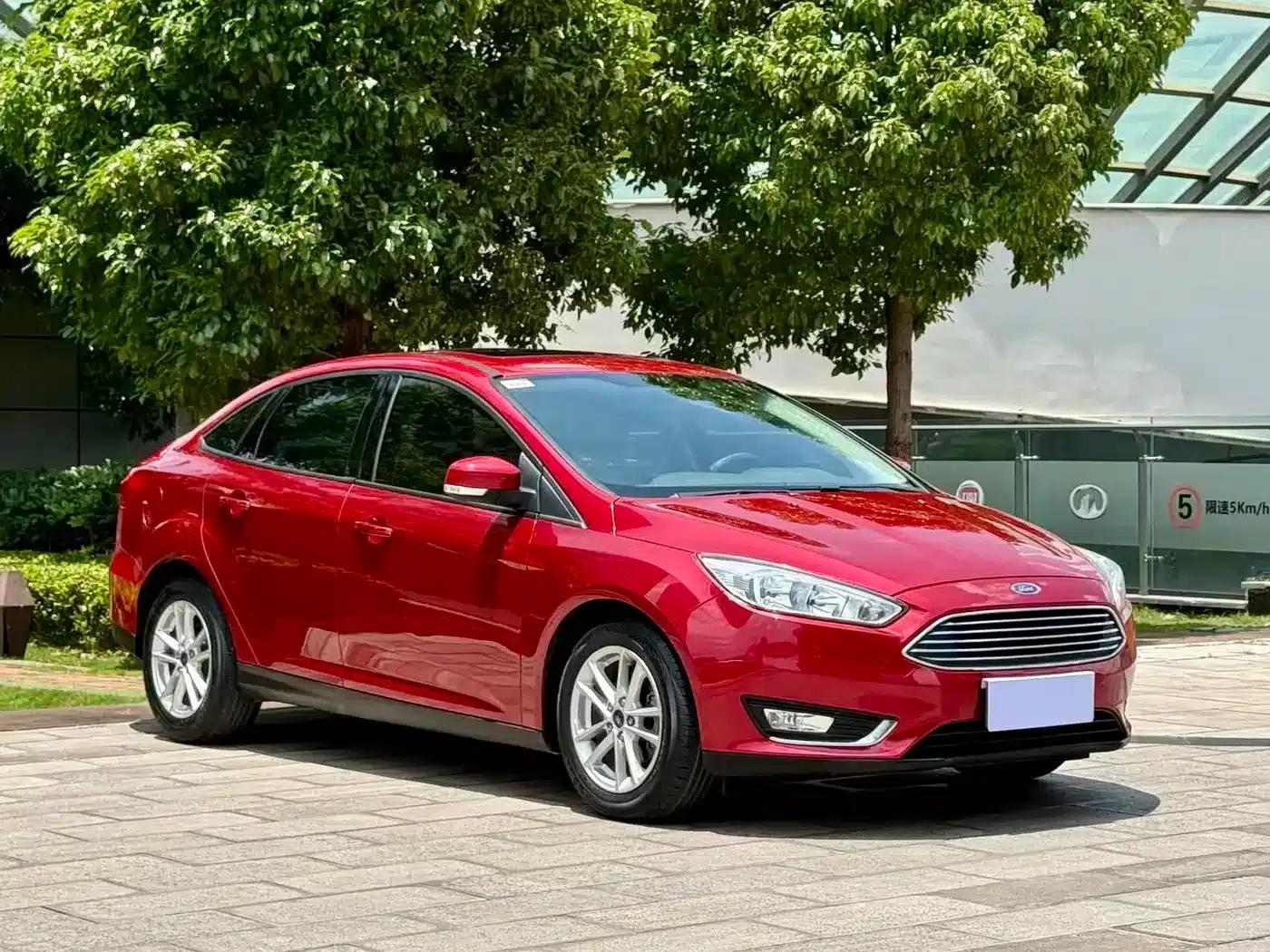 2015 Ford Focus Sedan EcoBoost 125 Automatic Super Sport Edition — миниатюра 3
