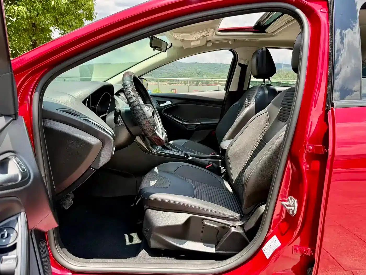 2015 Ford Focus Sedan EcoBoost 125 Automatic Super Sport Edition — миниатюра 5