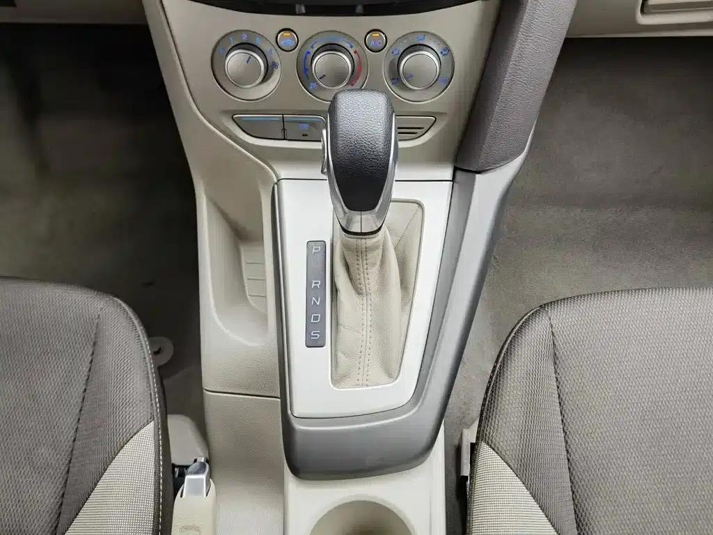 Ford Focus 2012 Sedan 1.6L Automatic Comfort — миниатюра 13