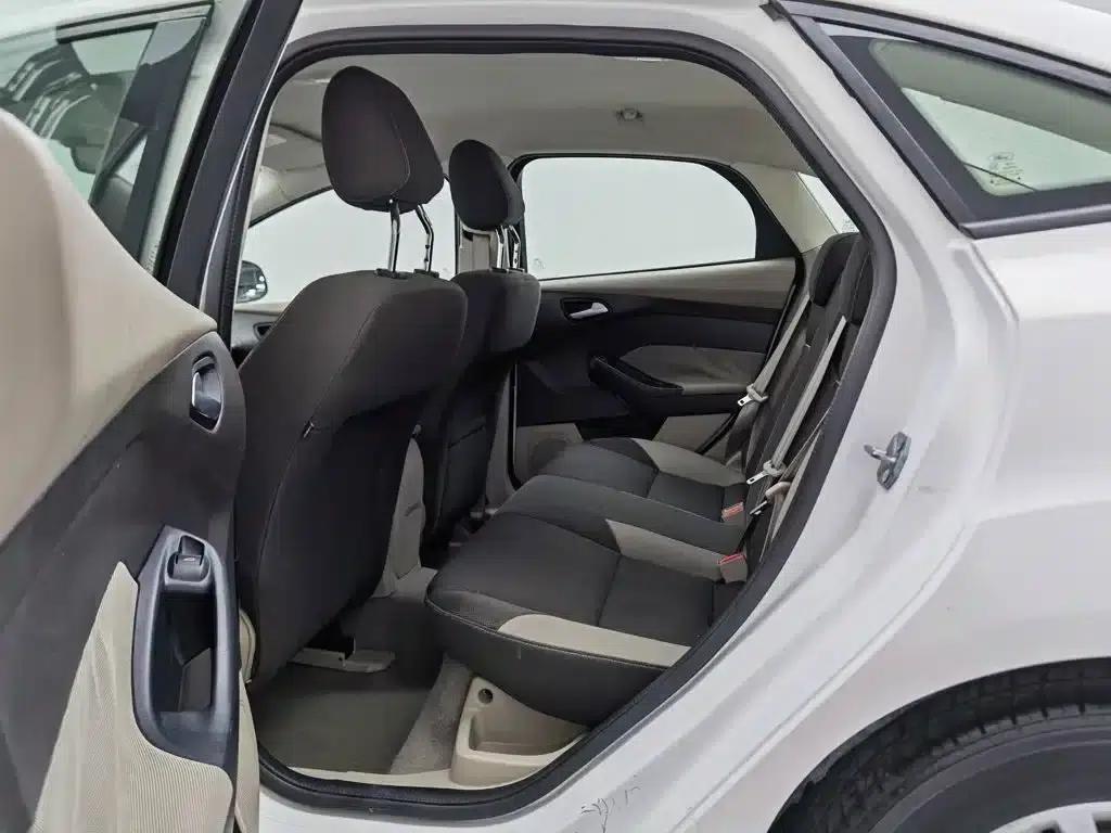 Ford Focus 2012 Sedan 1.6L Automatic Comfort — миниатюра 15
