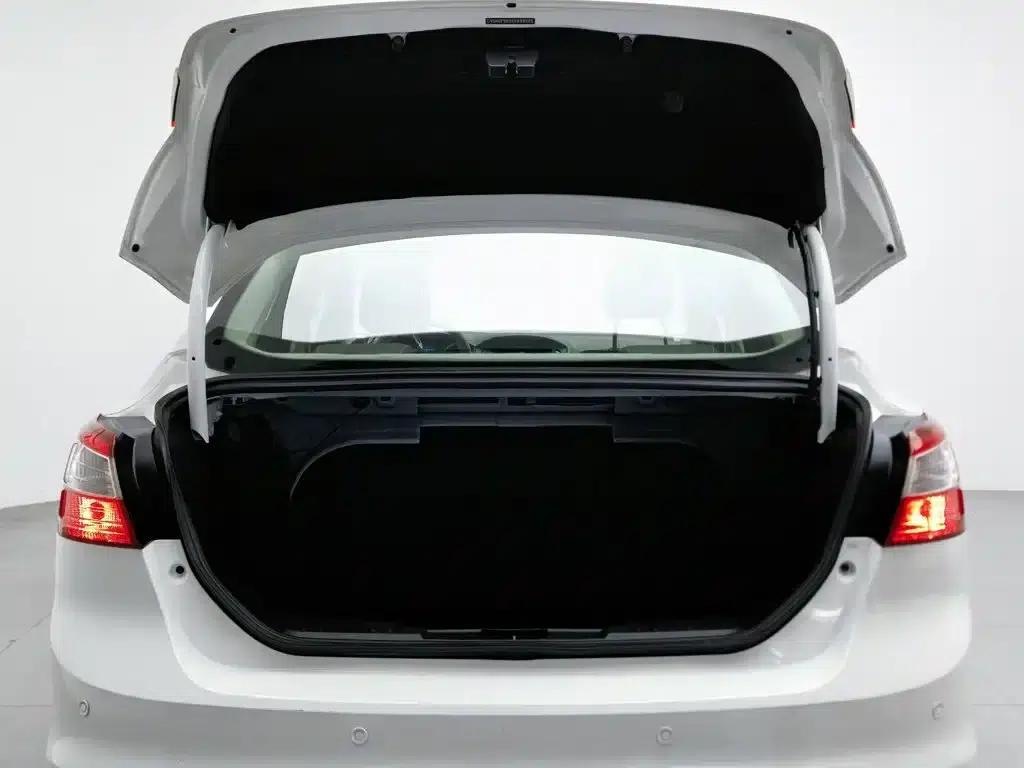 Ford Focus 2012 Sedan 1.6L Automatic Comfort — миниатюра 16