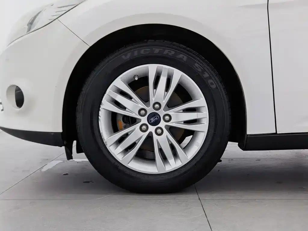 Ford Focus 2012 Sedan 1.6L Automatic Comfort — миниатюра 17