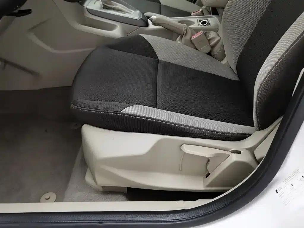 Ford Focus 2012 Sedan 1.6L Automatic Comfort — миниатюра 20