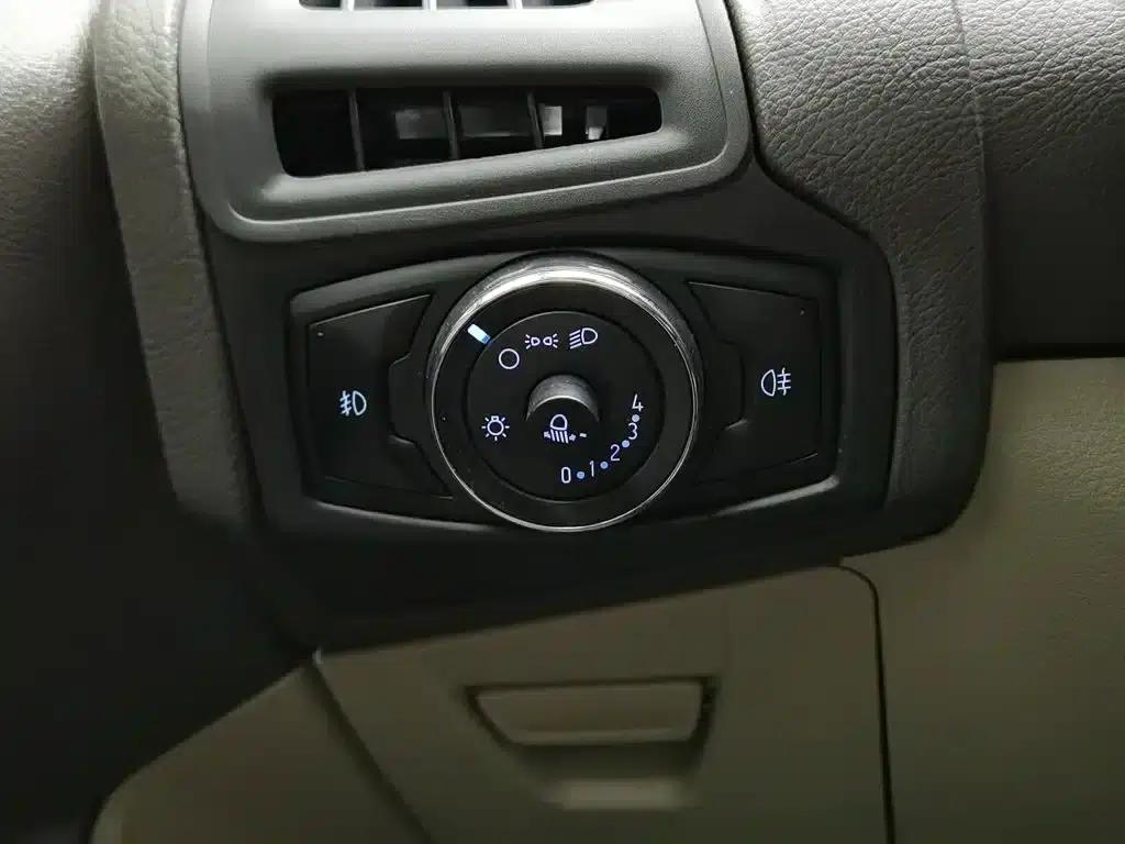 Ford Focus 2012 Sedan 1.6L Automatic Comfort — миниатюра 21