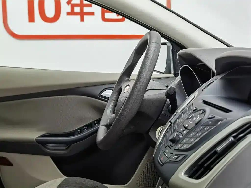 Ford Focus 2012 Sedan 1.6L Automatic Comfort — миниатюра 22