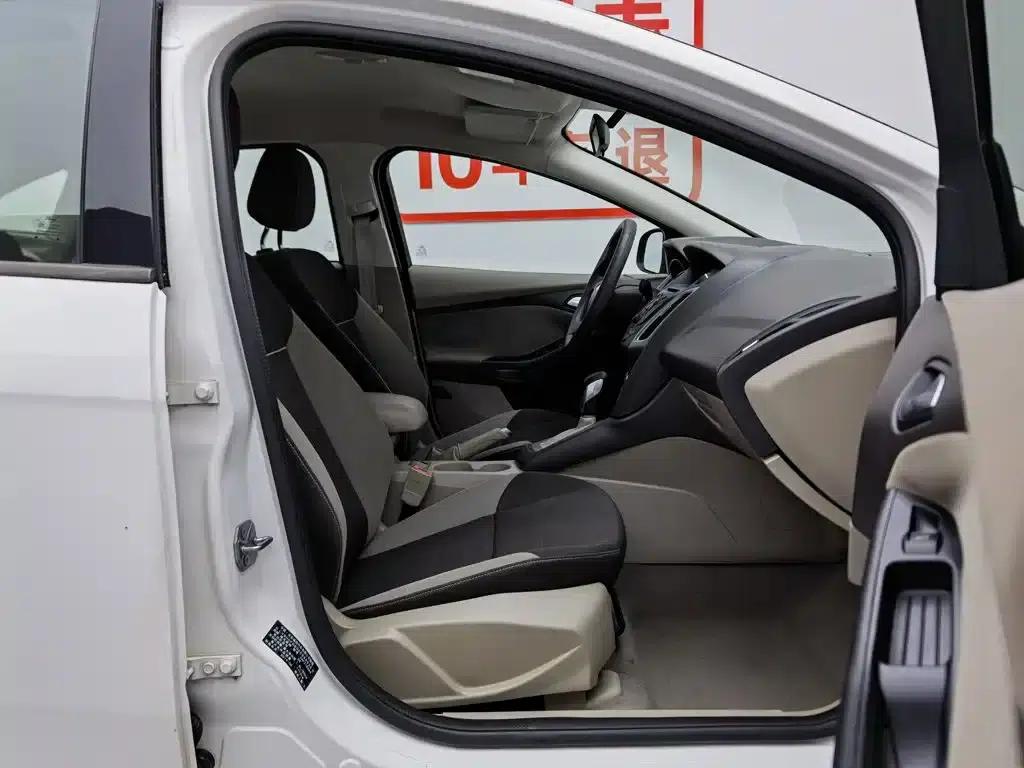 Ford Focus 2012 Sedan 1.6L Automatic Comfort — миниатюра 23