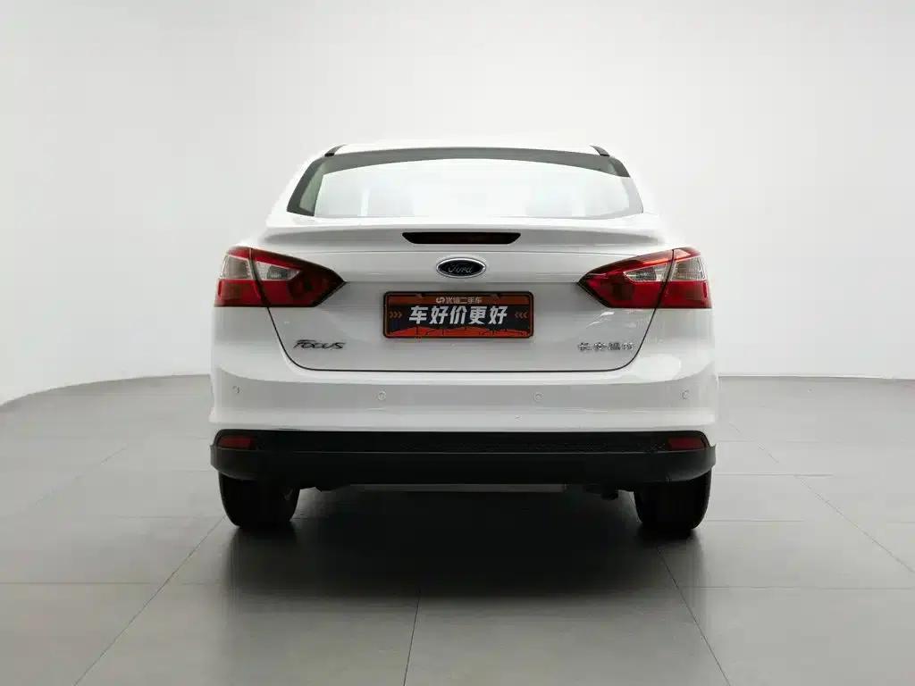 Ford Focus 2012 Sedan 1.6L Automatic Comfort — миниатюра 4