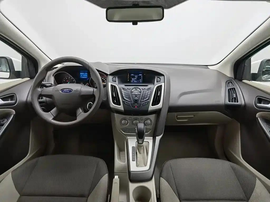 Ford Focus 2012 Sedan 1.6L Automatic Comfort — миниатюра 5