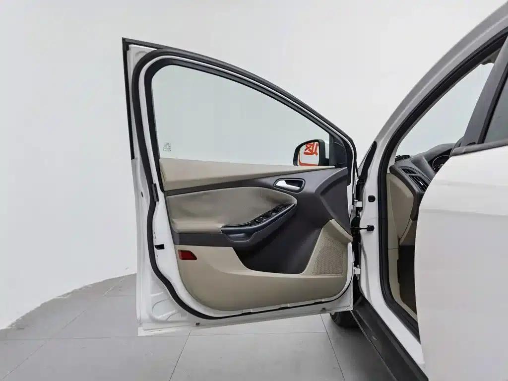 Ford Focus 2012 Sedan 1.6L Automatic Comfort — миниатюра 8