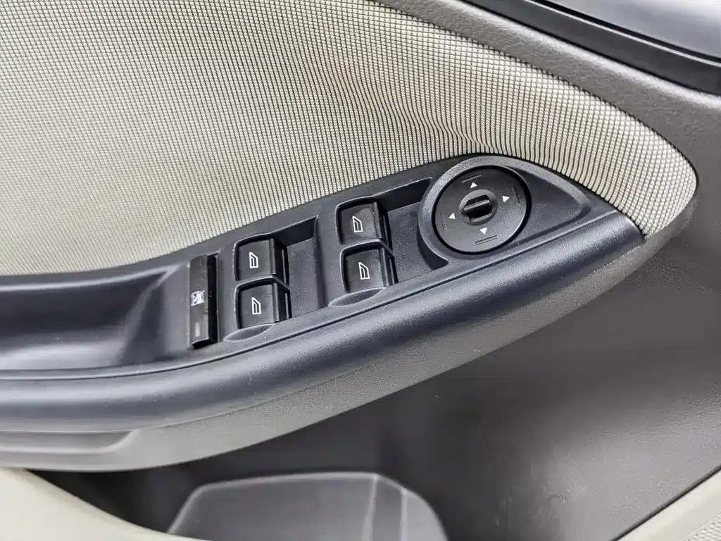 Ford Focus 2012 Sedan 1.6L Automatic Comfort — миниатюра 9