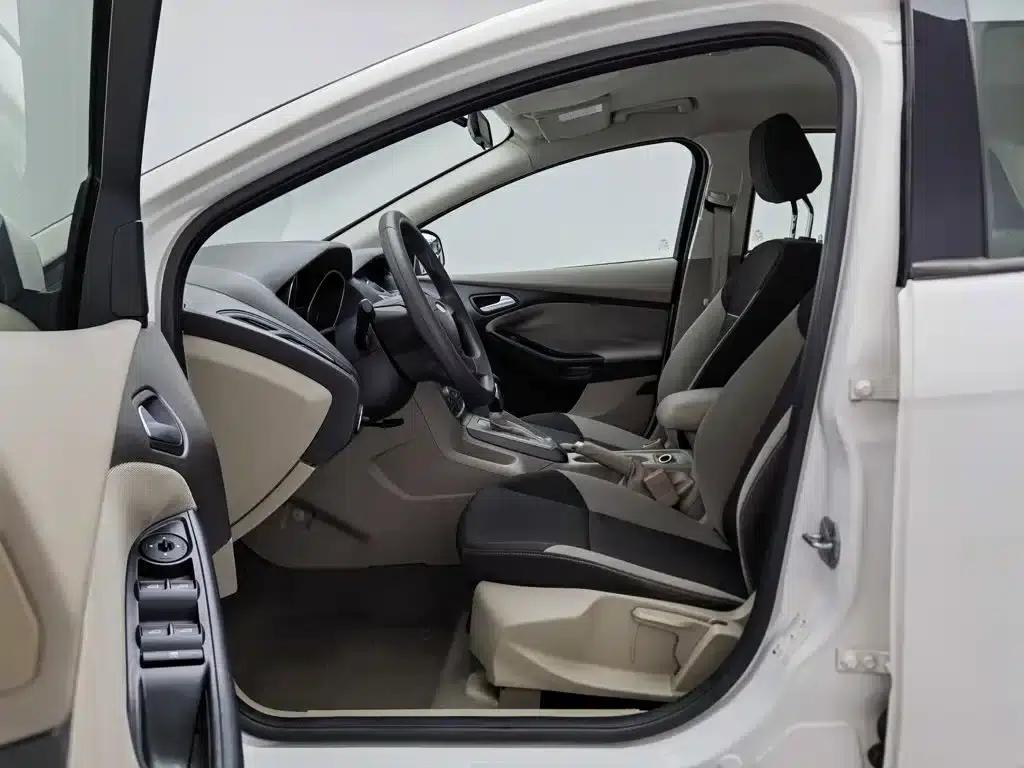 Ford Focus 2012 Sedan 1.6L Automatic Comfort — миниатюра 10