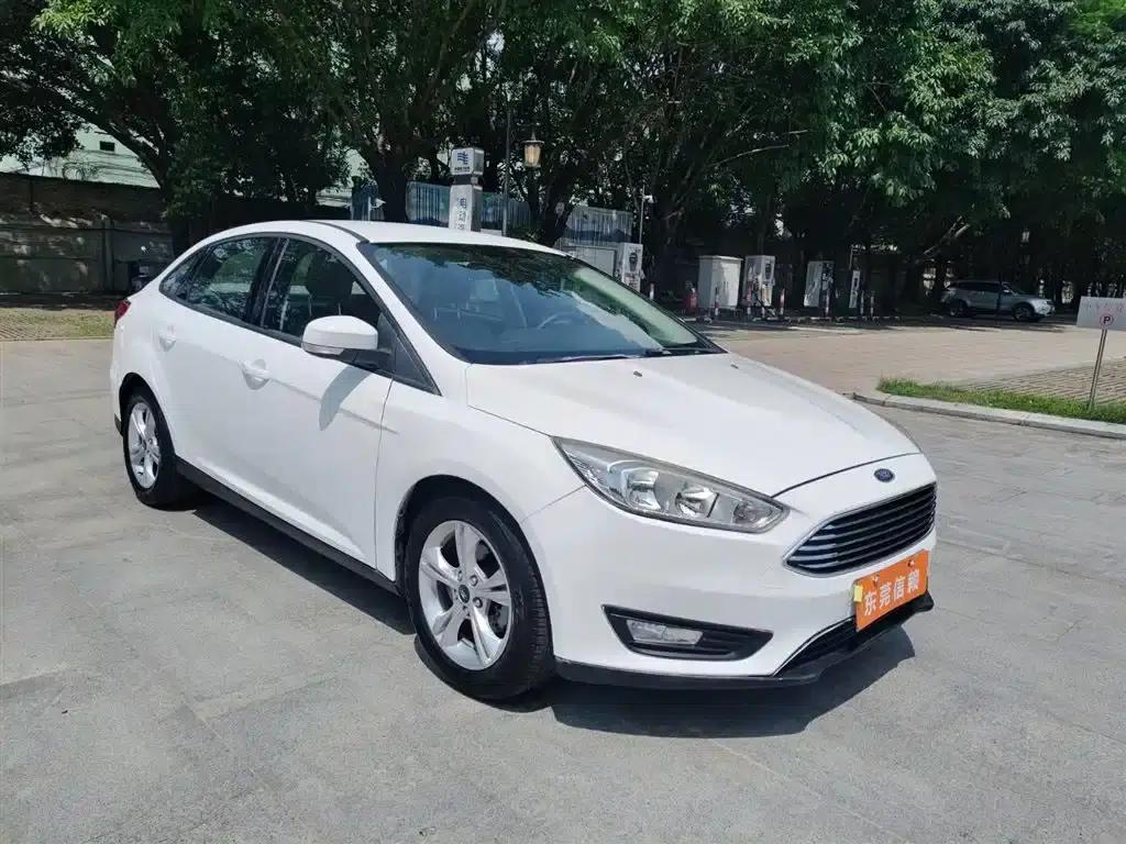 Ford Focus 2015 Sedan 1.6L Automatic Comfort — миниатюра 2