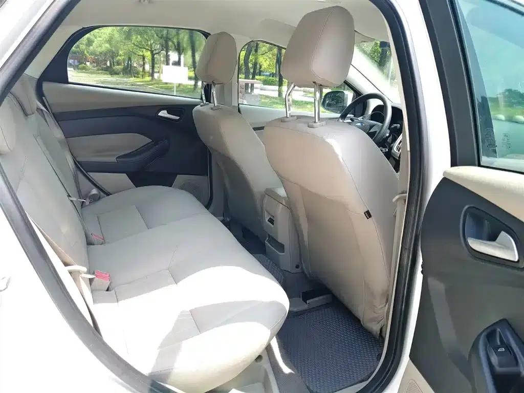 Ford Focus 2015 Sedan 1.6L Automatic Comfort — миниатюра 11