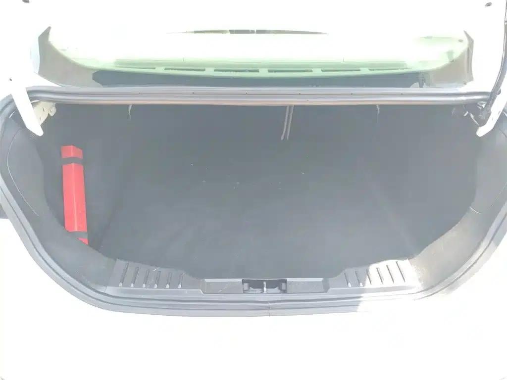 Ford Focus 2015 Sedan 1.6L Automatic Comfort — миниатюра 14