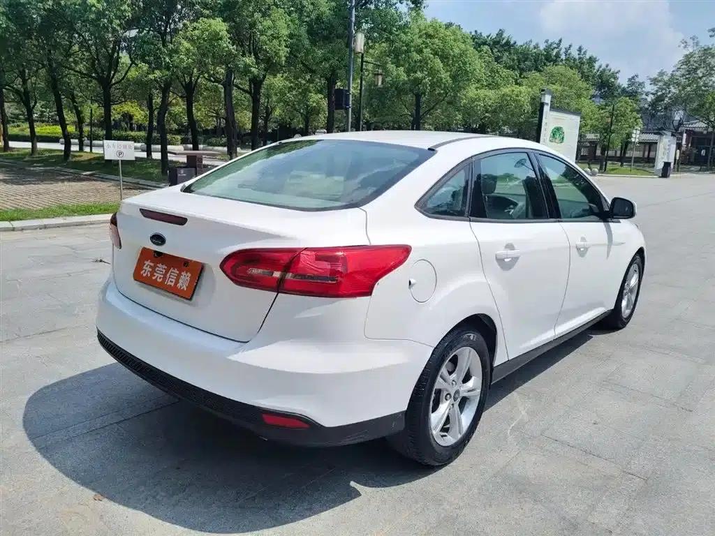 Ford Focus 2015 Sedan 1.6L Automatic Comfort — миниатюра 4