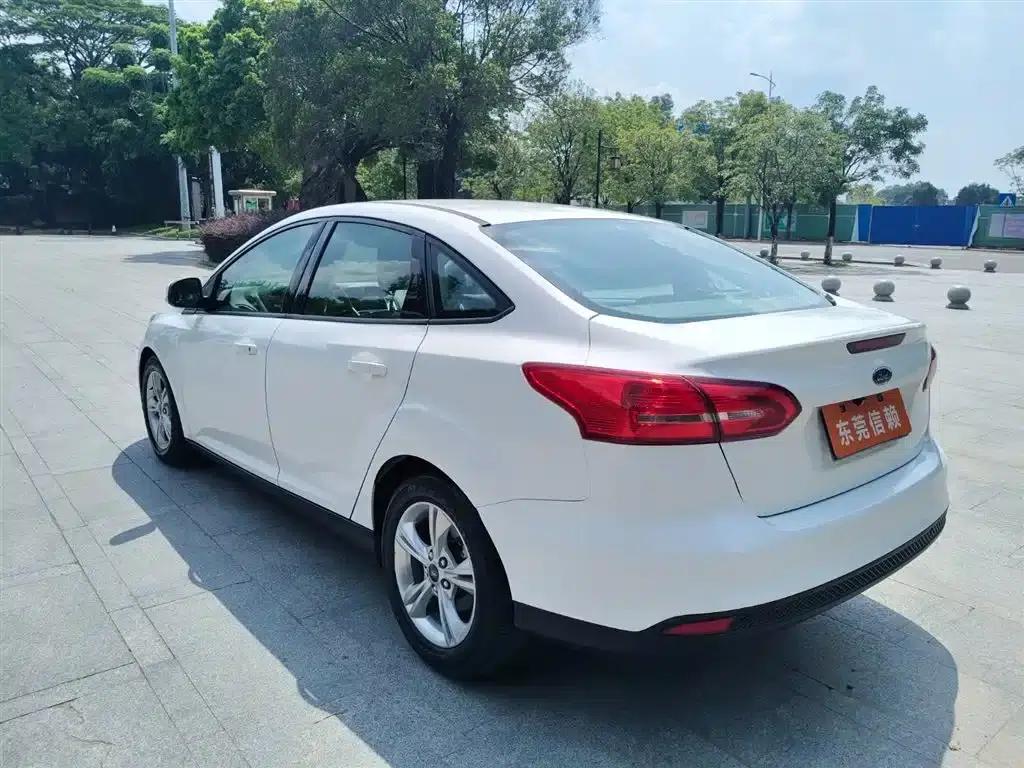 Ford Focus 2015 Sedan 1.6L Automatic Comfort — миниатюра 5