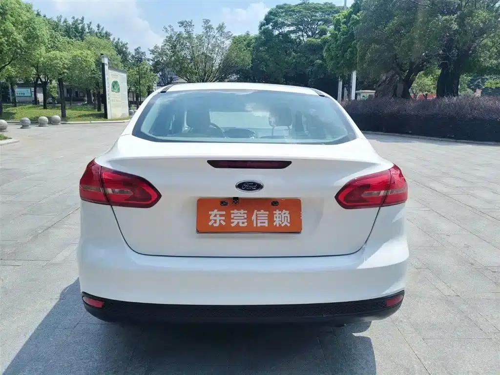 Ford Focus 2015 Sedan 1.6L Automatic Comfort — миниатюра 6