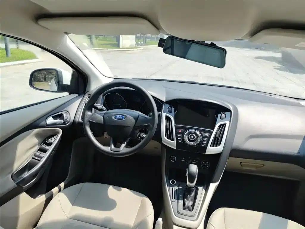 Ford Focus 2015 Sedan 1.6L Automatic Comfort — миниатюра 7