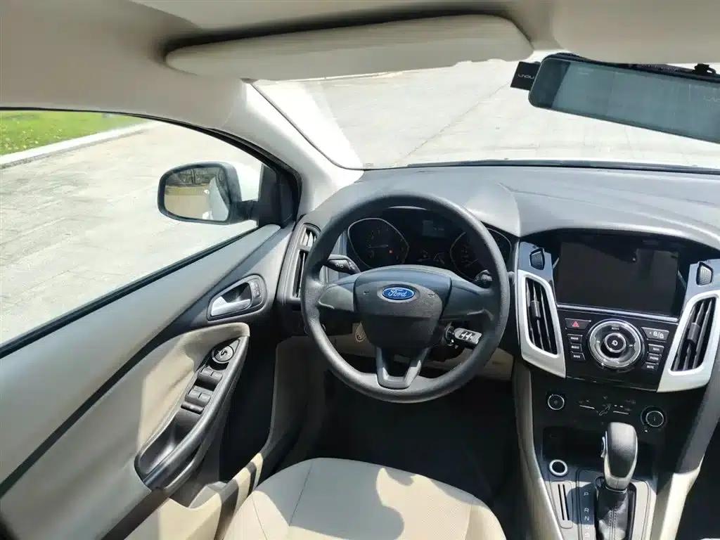 Ford Focus 2015 Sedan 1.6L Automatic Comfort — миниатюра 8