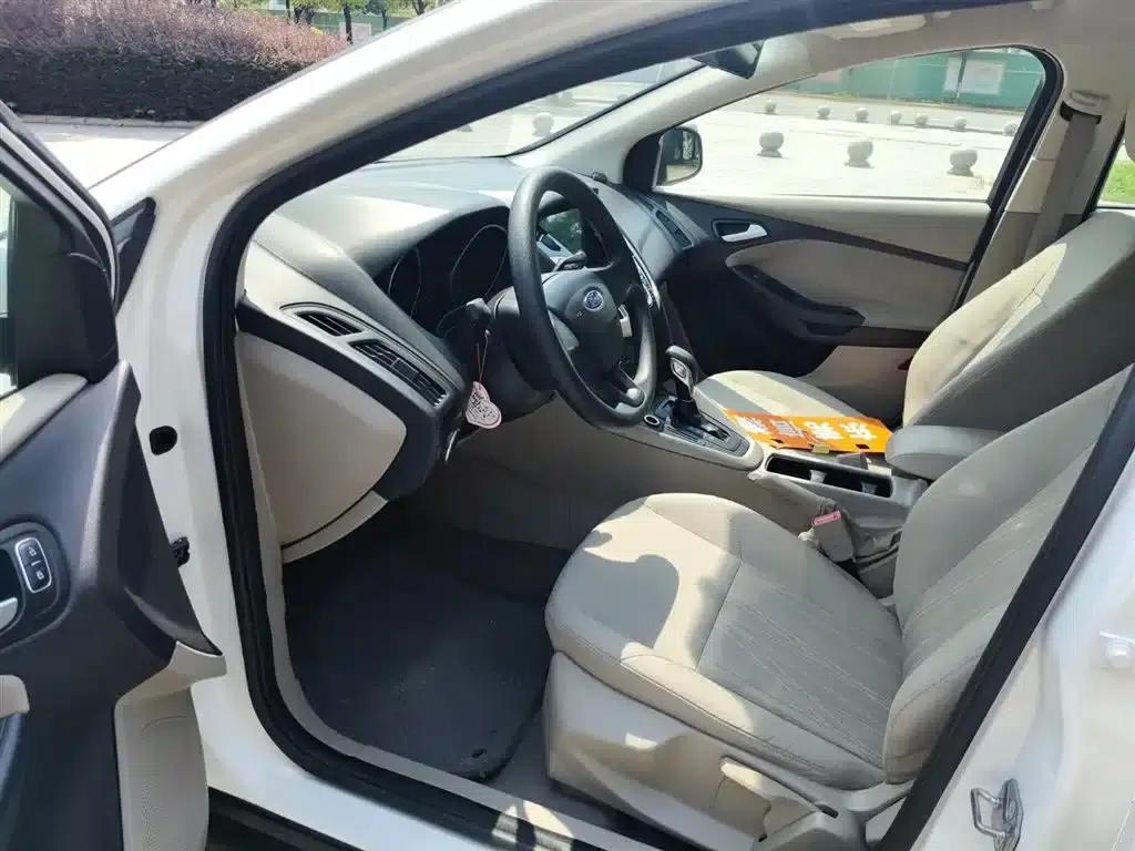 Ford Focus 2015 Sedan 1.6L Automatic Comfort — миниатюра 9