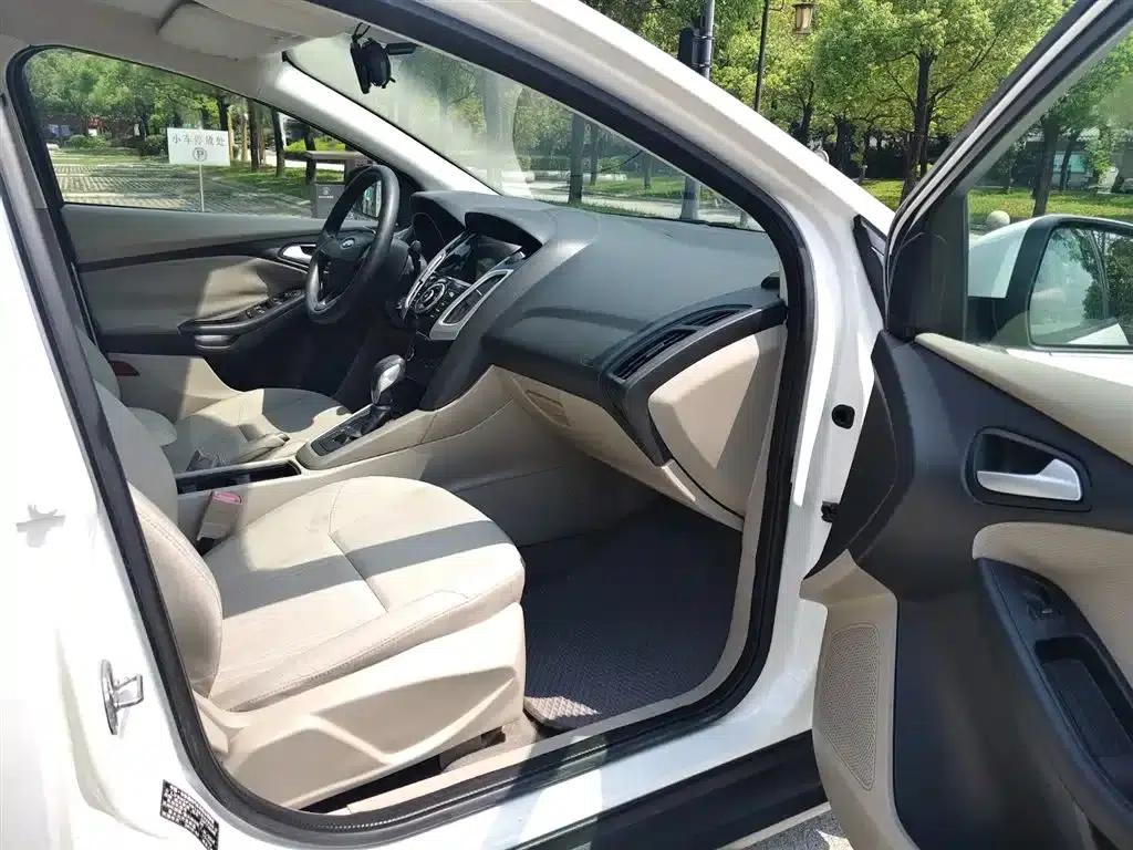 Ford Focus 2015 Sedan 1.6L Automatic Comfort — миниатюра 10