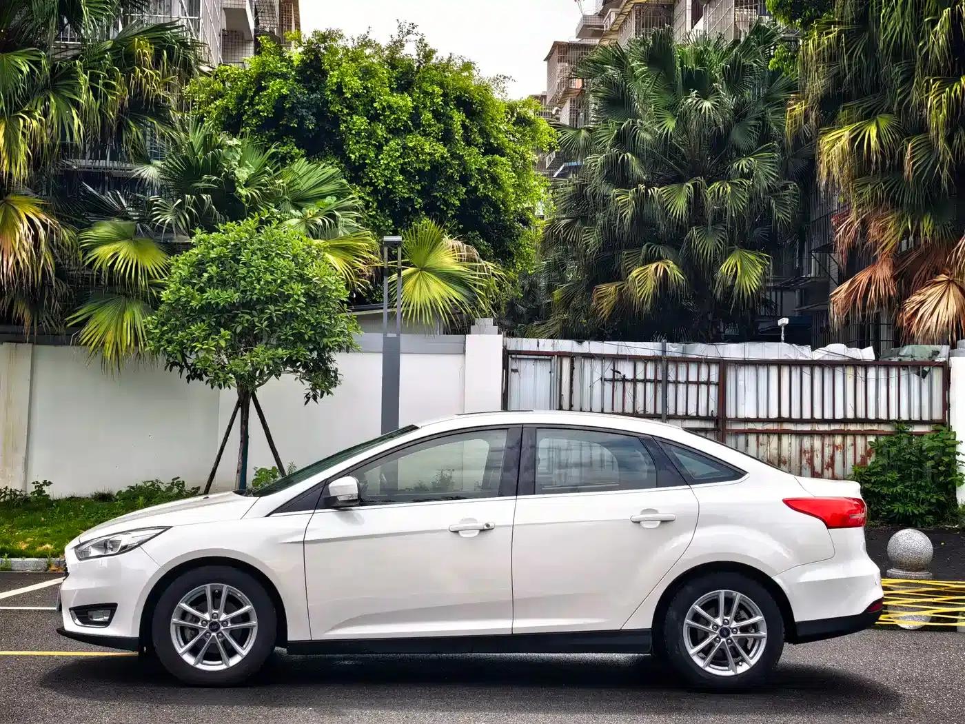 2015 Ford Focus Sedan EcoBoost 180 Automatic Elite — миниатюра 3