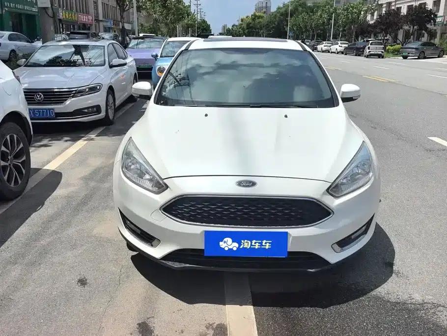 2017 Ford Focus Hatchback EcoBoost 180 Automatic Elite — миниатюра 2