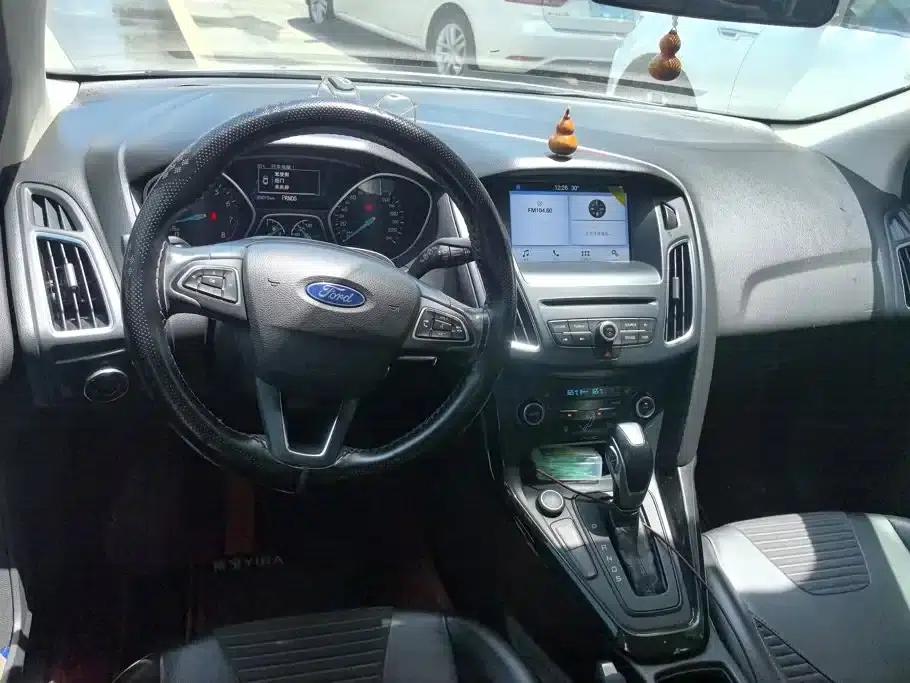2017 Ford Focus Hatchback EcoBoost 180 Automatic Elite — миниатюра 12