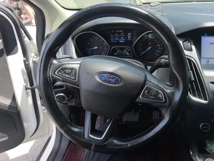 2017 Ford Focus Hatchback EcoBoost 180 Automatic Elite — миниатюра 15