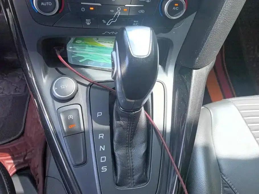 2017 Ford Focus Hatchback EcoBoost 180 Automatic Elite — миниатюра 16